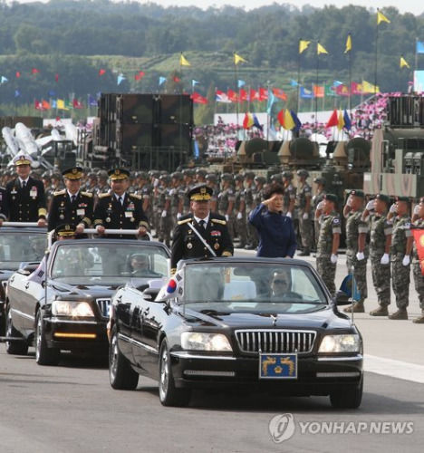 韩国阅兵出现中国装甲车，深度解读背后的意义，韩国阅兵惊现中国装甲车，背后意义深度解读