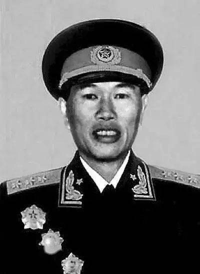 中国人民志愿军司令员兼政委，英勇无畏的领袖典范，中国人民志愿军司令员兼政委，英勇无畏的领袖典范风采