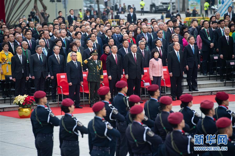 澳门市民观看国庆阅兵，共同感受国家的荣耀与力量，澳门市民共赏国庆阅兵，共感国家荣耀与力量