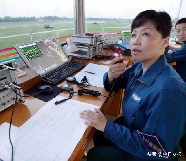 阅兵方阵最前面两个人的军衔，荣耀的象征与国家的骄傲，阅兵方阵最前领航者，军衔背后的荣耀与国家骄傲
