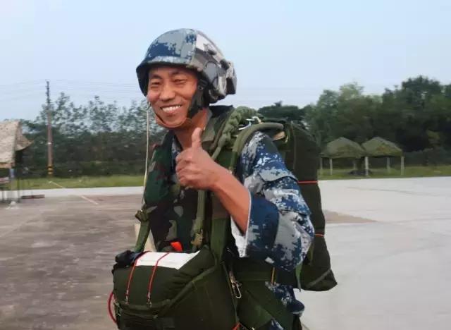 空降兵15军著名英雄，英勇无畏的传奇人物，传奇英雄空降兵，无畏勇气的象征