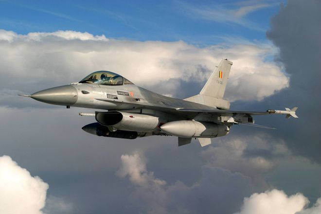揭秘F-16战斗机的推力之谜，多少吨才是其核心动力？，揭秘F-16战斗机的推力奥秘，核心动力究竟多少吨？
