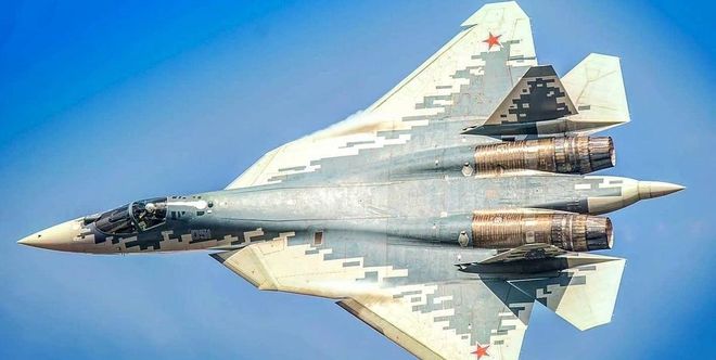 苏57大战F-14，空中巨人的较量，苏57与F-14的空中巨人较量