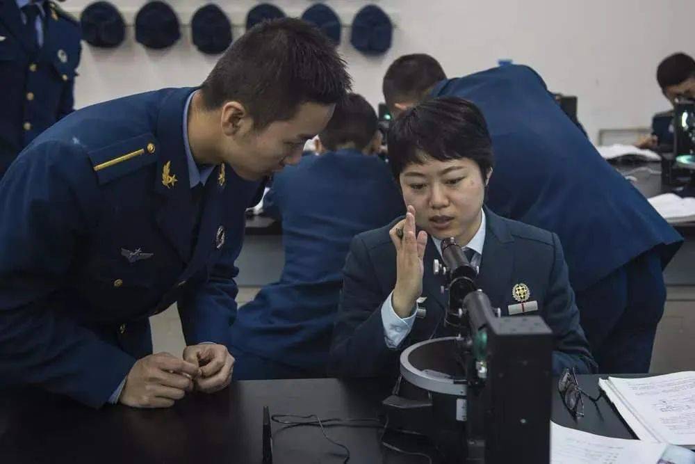 空军航空大学文职人员的角色与职责，空军航空大学文职人员的角色与职责解析