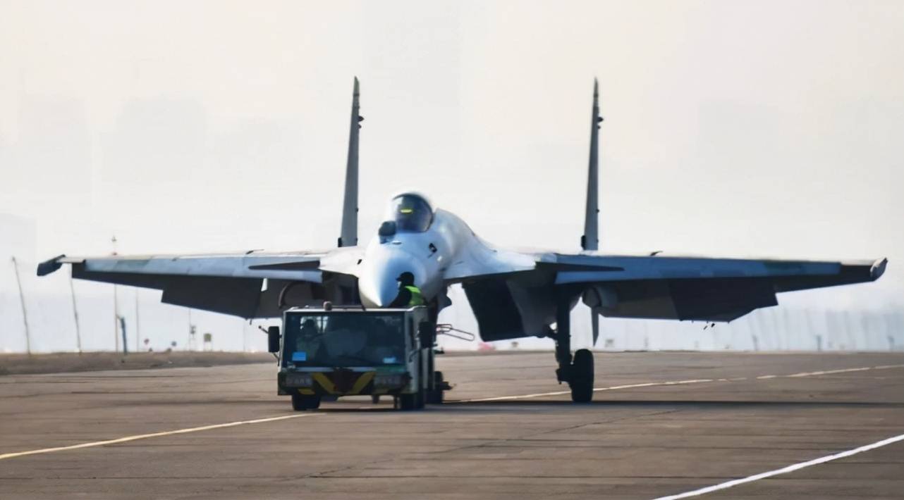 F18PK与歼-15舰载机，空中巨擘的对比与探析，F18PK与歼-15舰载机，空中巨擘对比与探析