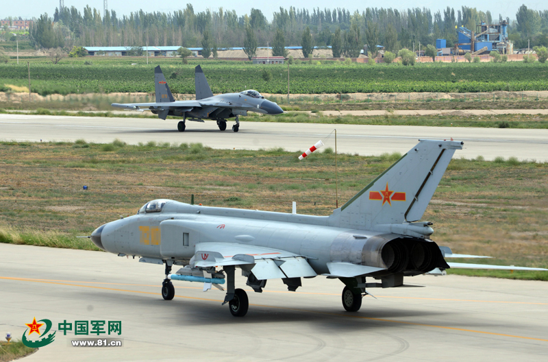 J10与J11的空战传奇，空中力量的较量与对决，J10与J11空战传奇，空中力量的巅峰对决