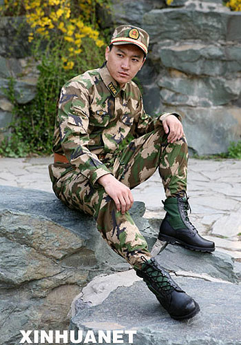 武警作训服最新款，科技融合军事，展现新时代风采，新时代风采，武警科技融合作训服亮相，展现最新军事装备风采