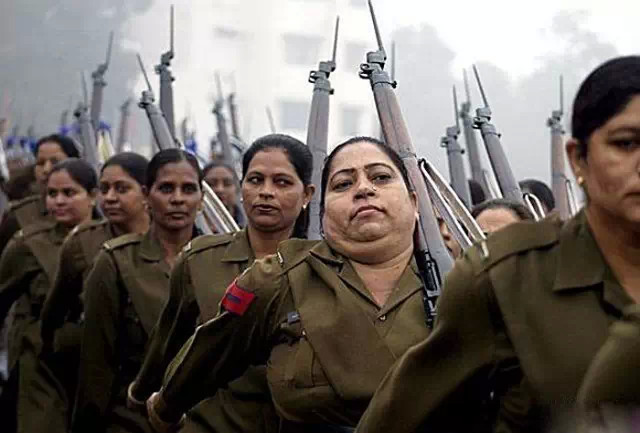 中国女兵泪洒战场的感人瞬间，图片背后的故事与力量，中国女兵战场上的感人瞬间与图片背后的力量，泪洒战场的坚韧与勇气