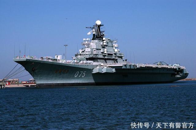 大型航空母舰排水量多少，揭示排水量的决定因素与全球主要航母的排水量概况，全球主要航空母舰的排水量揭秘，决定因素与概况扫描