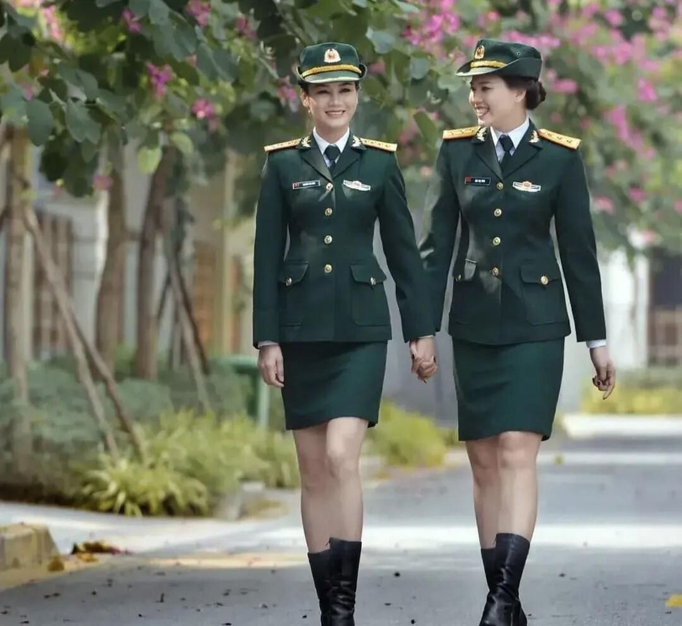 现代女兵服装全套，时尚与功能的完美结合，现代女兵服装全套，时尚与功能完美融合的风采