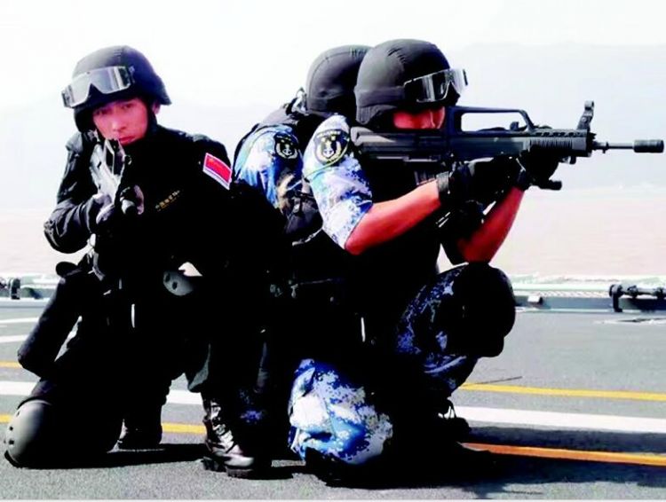 蛟龙突击队八人，无畏前行，英勇无畏的传奇故事，蛟龙突击队八人传奇，无畏前行的英勇之旅
