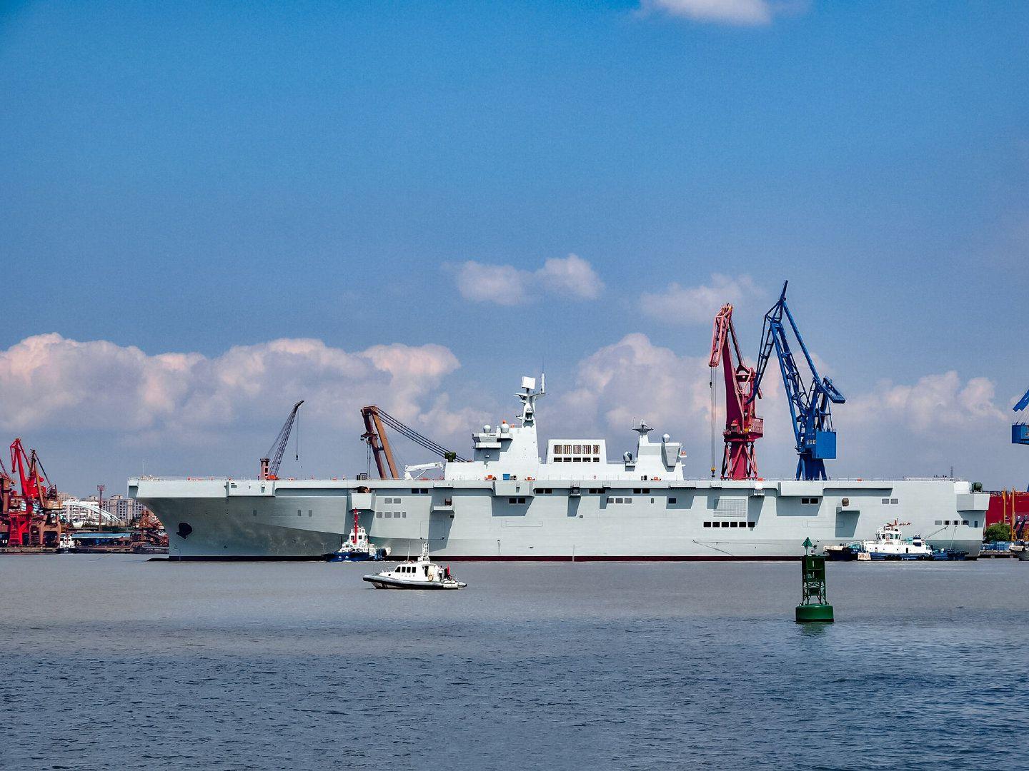 中国海军新力量，075型两栖攻击舰第三艘的崛起，中国海军新力量崛起，075型两栖攻击舰第三艘震撼登场