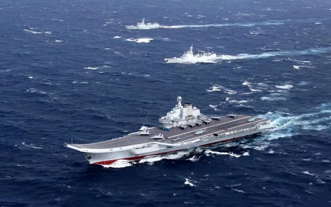 海军成立70周年海上阅兵为什么在青岛——一座海洋城市的荣耀与担当，青岛荣耀时刻，海军70周年海上阅兵展现海洋城市的担当与力量