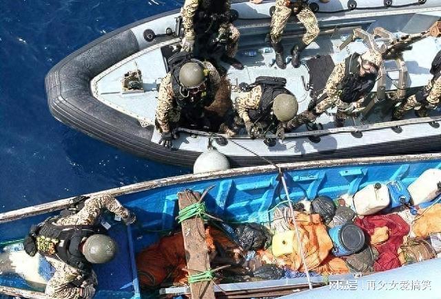 中国海军抓住海盗，捍卫海洋和平的重要力量，中国海军擒海盗，捍卫海洋和平的坚定力量