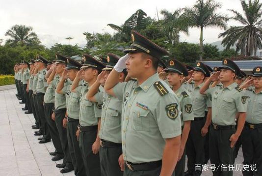 军长和政委在军队中的权力比较，职责与权力的探讨，军长和政委的权力比较与职责探讨