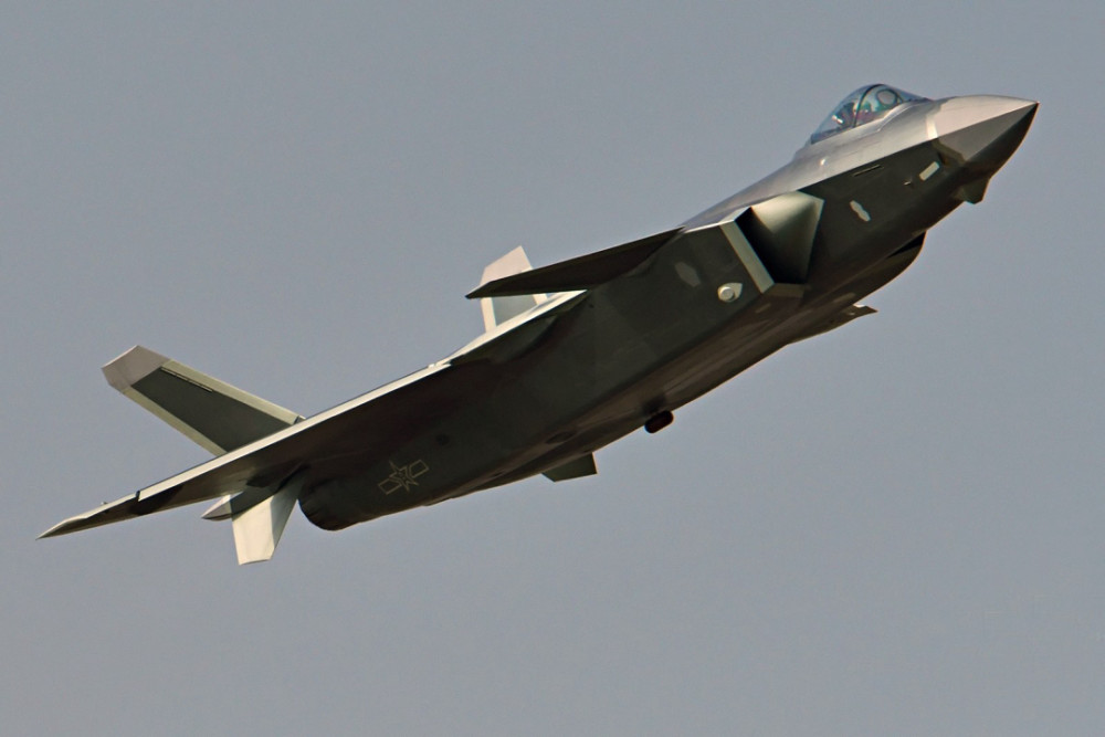 歼-20与F-22，究竟谁更强？，歼-20与F-22，谁主沉浮？空战实力大比拼！