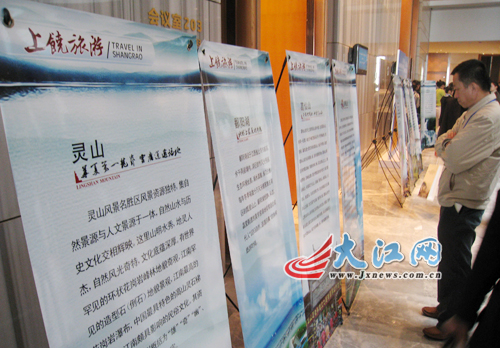 海峡两岸宣传标语，共融共荣，共创未来，海峡两岸共融共荣共创未来，携手同行，携手共进宣传标语。