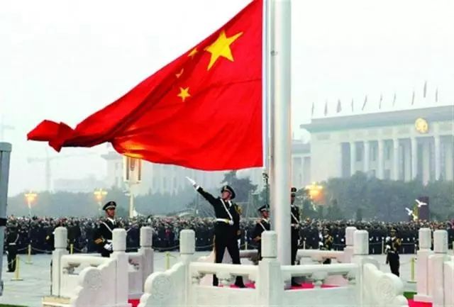 仪仗队升国旗图片，荣耀与尊严的象征，仪仗队升国旗瞬间，荣耀与尊严的永恒象征