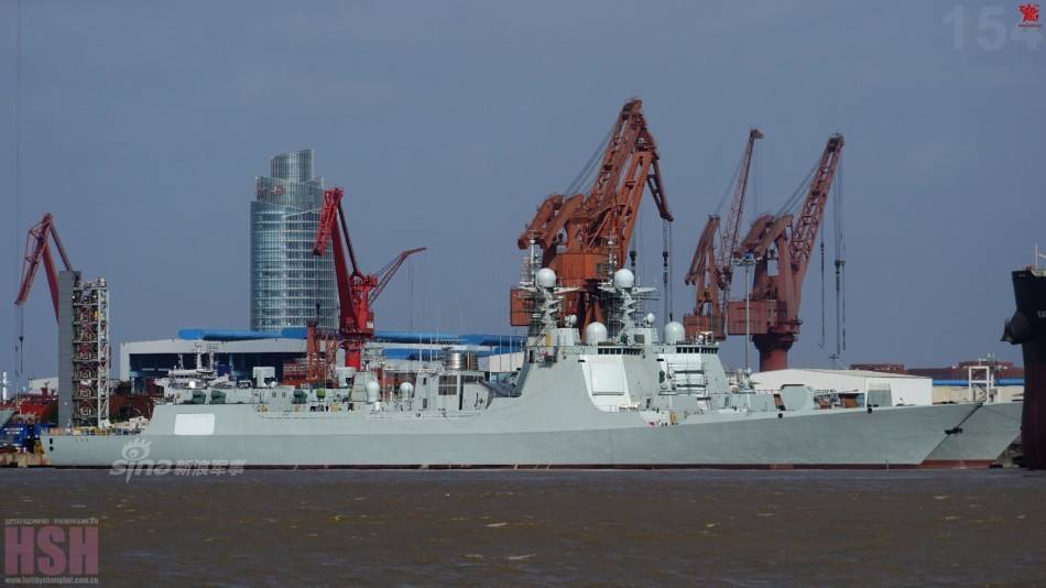 厦门停靠的军舰，展现海洋强国之力量，厦门军舰停靠，展现海洋强国雄壮力量