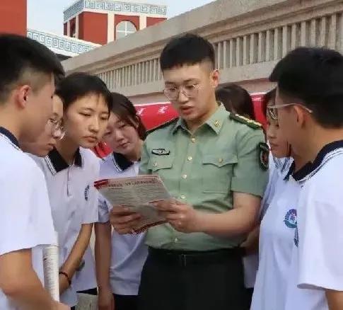 大学生参军，义务兵的身份与多元价值探讨，大学生参军，义务兵身份与多元价值的深度探讨