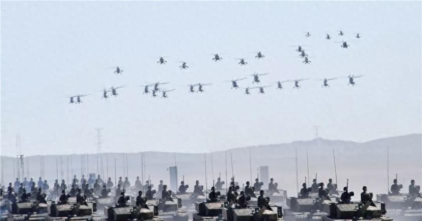 阅兵方阵里士兵们一个个全副武装，展现国家力量与荣耀，阅兵方阵展现国家力量与荣耀，士兵全副武装，彰显国家威严