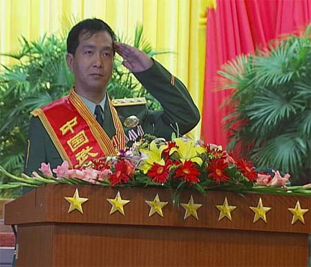 独臂英雄丁晓兵简介，独臂英雄丁晓兵，不屈的战士简介