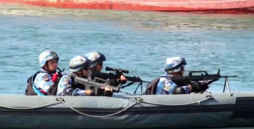 中国海军用枪指着海盗，捍卫海洋和平的坚定决心，中国海军捍卫海洋和平，以枪指海盗，坚决维护国际水域安全