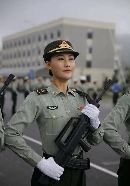 女兵穿军装的样子，坚韧与柔美的完美结合，女兵军装风采，坚韧与柔美的完美融合