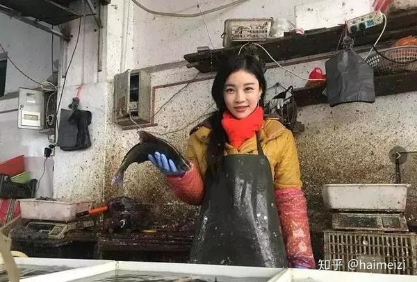 武汉海鲜市场女老板，坚韧与担当的写照，武汉海鲜市场女老板，坚韧与担当的典范