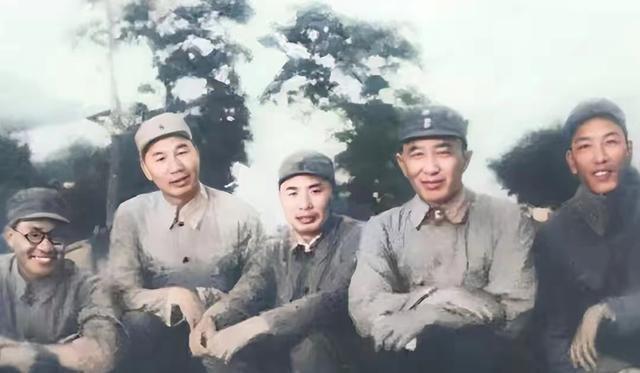 红十七军军长政委，英勇无畏的领导者与坚定的革命战士，红十七军英勇领导者，军长政委的铁血革命之路