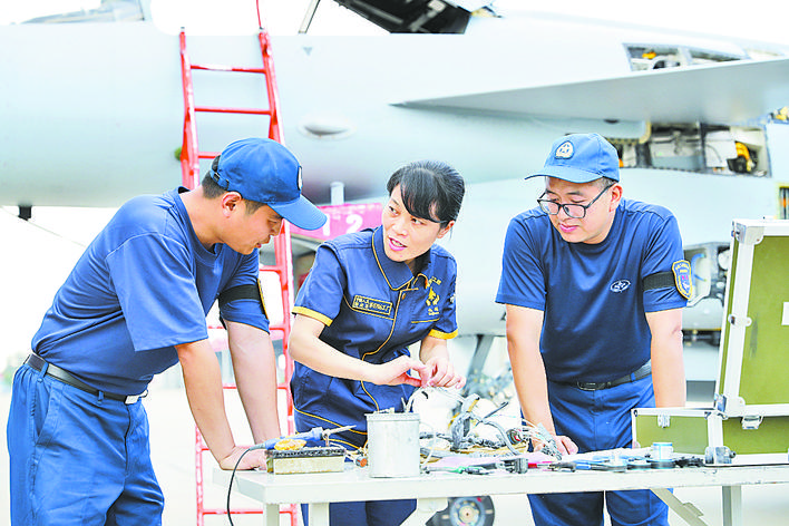 中国空军装备修理，精湛技艺与现代化管理的融合，中国空军装备修理，精湛技艺与现代管理的完美融合