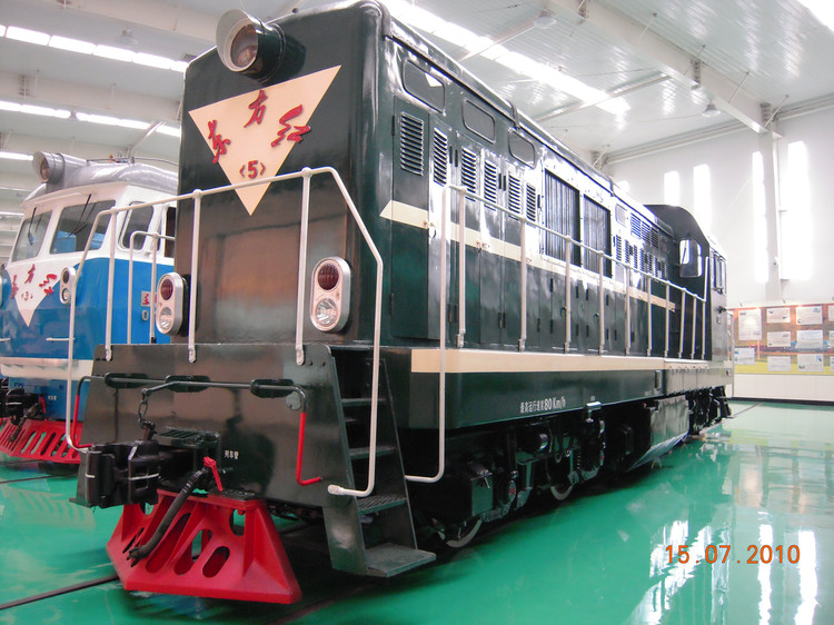 东风5型内燃机车，铁路时代的璀璨明珠，东风5型内燃机车，铁路时代的辉煌明珠