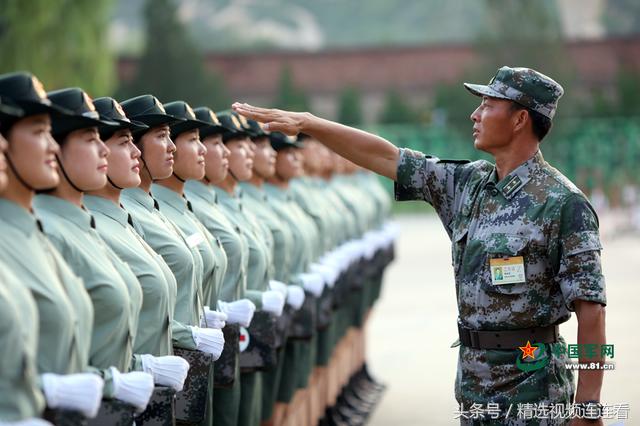 阅兵式上的女兵方队，荣耀与力量的展现，阅兵式上的女兵方队，荣耀与力量的璀璨瞬间