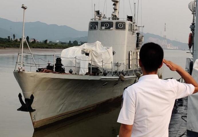 关于我国海军舰艇562舰退役的文章，我国海军舰艇562舰退役纪实，荣耀与传承的交汇点