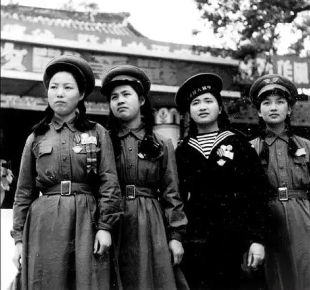 女兵与连衣裙，军队中的柔情与力量，女兵与连衣裙，柔情与力量的交织