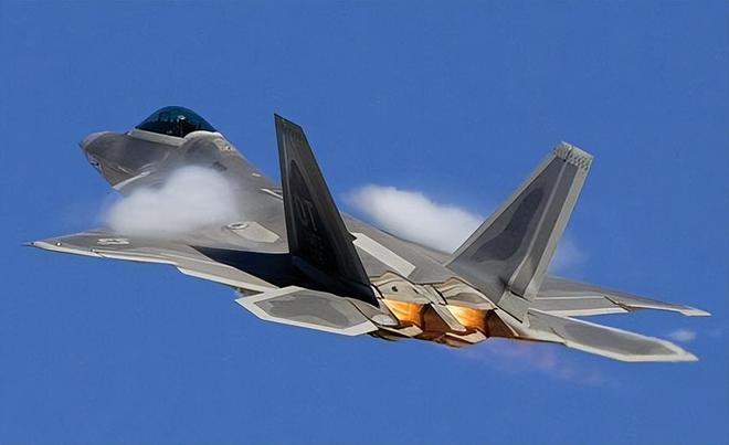 F22战机和歼-20哪个厉害？——一场空中霸主之争的探讨，F22与歼-20，空中霸主之争的深入剖析。