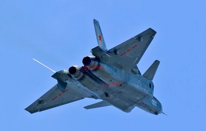 歼-20与F-22，空中霸主之争，谁更强？，歼-20与F-22，空中霸主之争，究竟谁更胜一筹？
