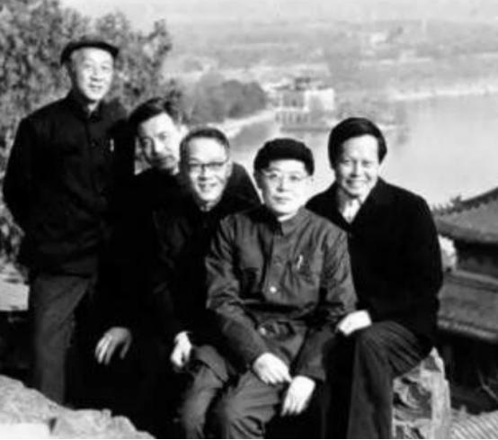 杨振宁，92岁的科学巨匠与人生典范，杨振宁，92岁的科学巨匠与人生典范风采展现