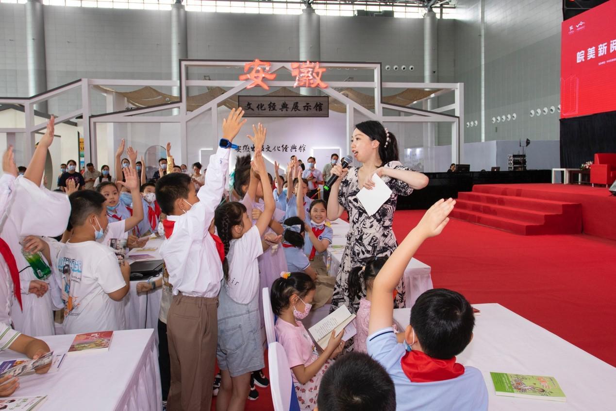 暑假新闻大事件摘抄——回顾2022年的重要瞬间，回顾2022年暑假大事件，重要瞬间的新闻摘要