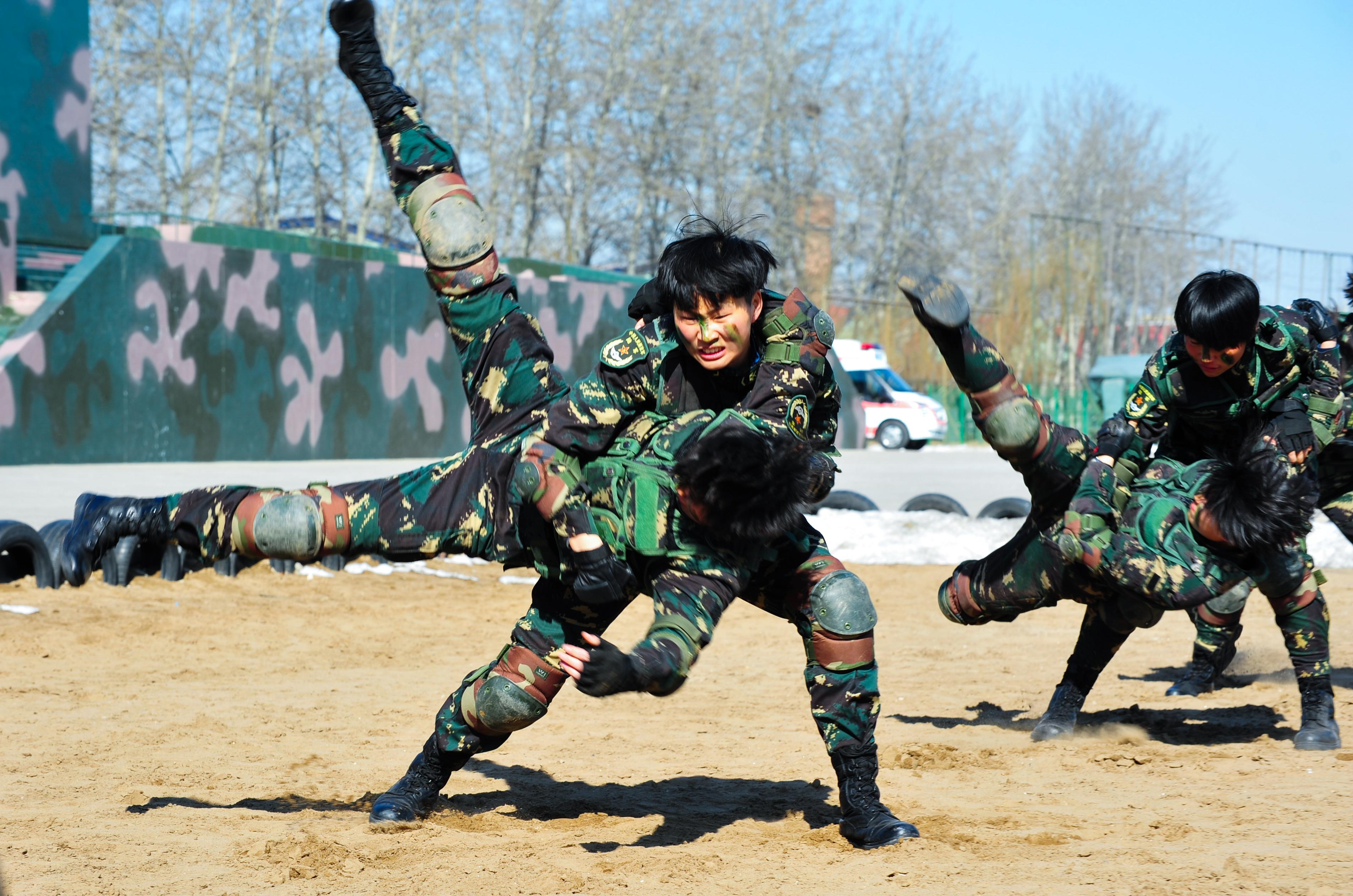 中国特战女兵照片，展现铿锵玫瑰的英勇风采，中国特战女兵照片，铿锵玫瑰的英勇风采展示