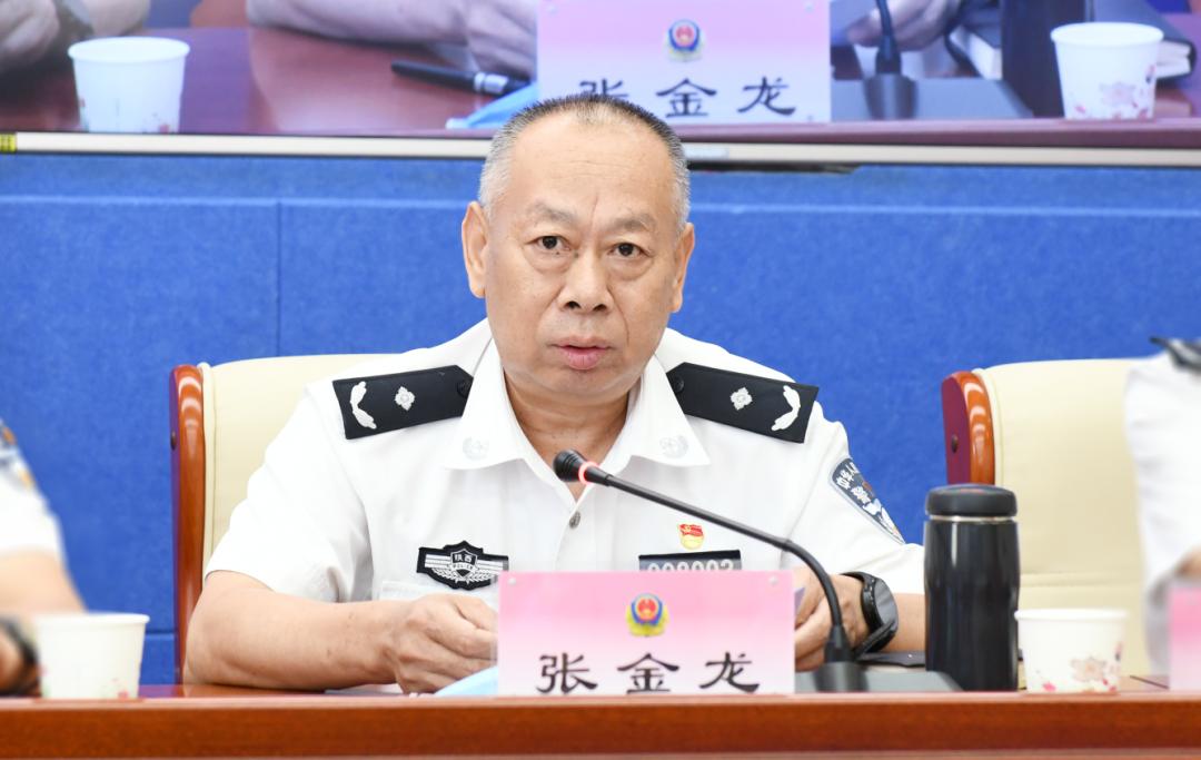 武警战士张金龙的英勇事迹与照片展现的坚毅形象，武警战士张金龙的坚毅形象与英勇事迹纪实