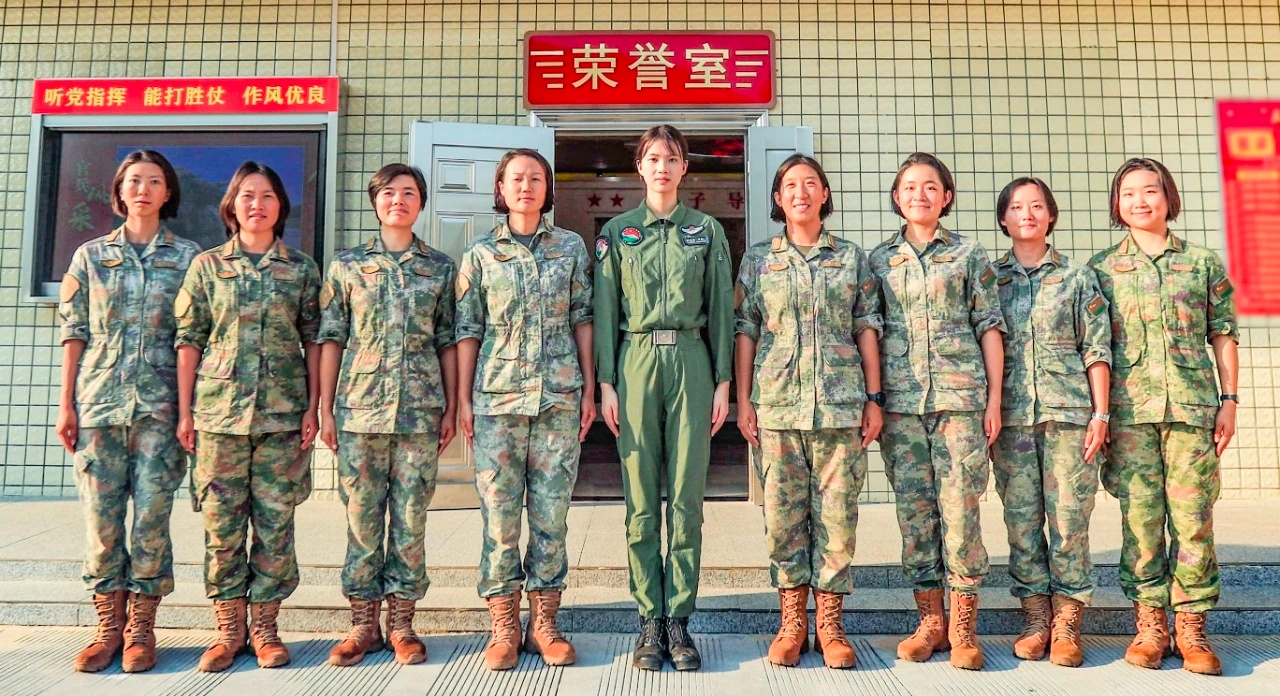 中国女兵的荣誉与梦想，坚韧、勇敢与无限可能，中国女兵的荣耀与梦想，坚韧、勇敢，无限可能之路