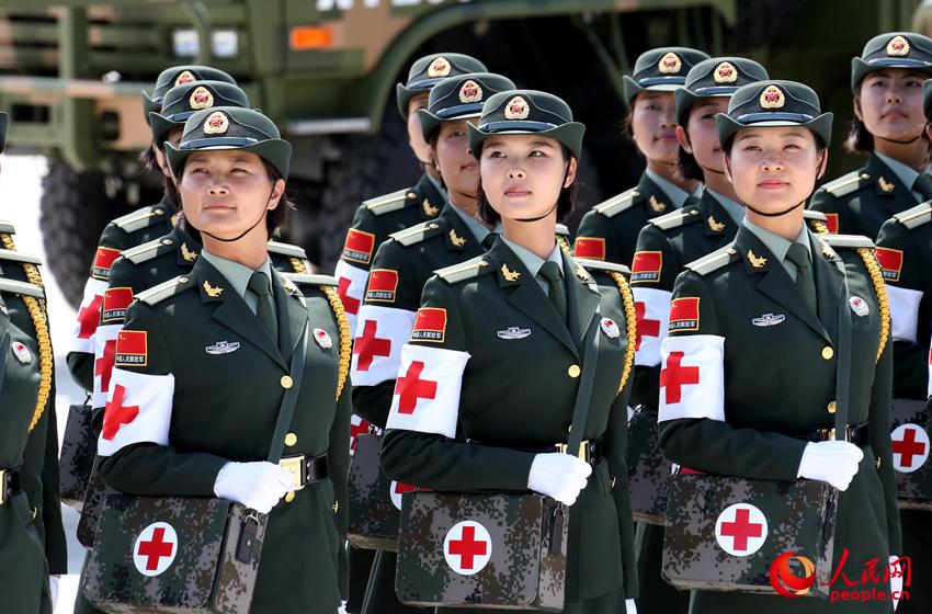 白求恩医疗方队中的女兵照片，展现医疗精神的英勇形象，白求恩医疗方队女兵照片，展现英勇医疗精神形象