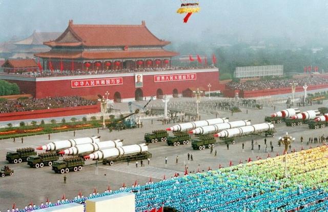 历史上最有杀气的阅兵，震撼的瞬间与深远影响，震撼深远的历史瞬间，史上最具杀气的阅兵