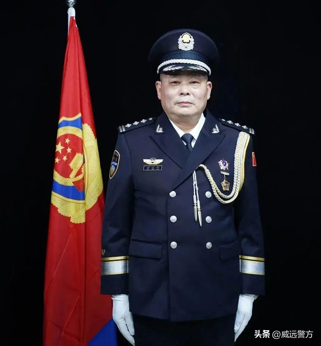 新式警服配发资历牌，重塑警察形象与提升职业荣誉，新式警服配发资历牌，重塑形象，提升职业荣誉感