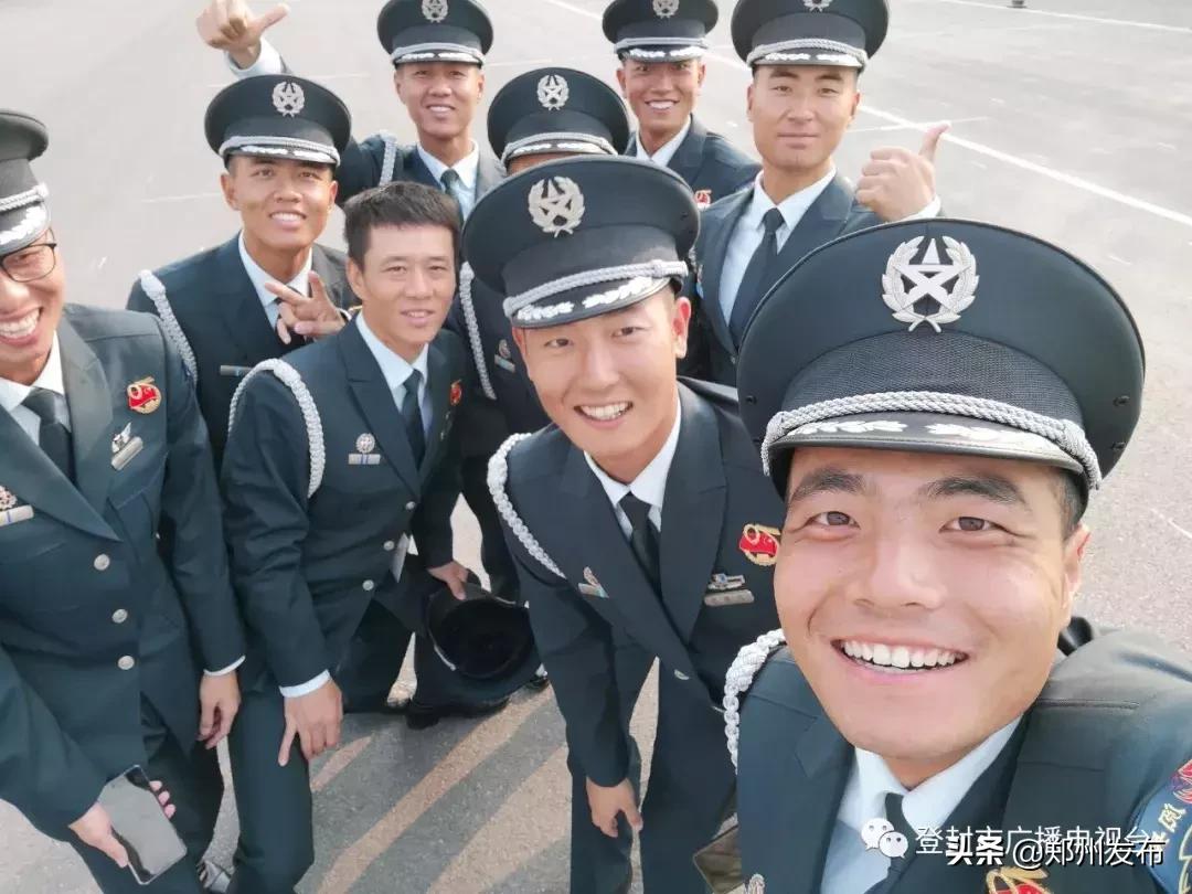 阅兵方阵都是由现役军人组成的吗？——阅兵参与人员的多元构成探讨，阅兵参与人员的多元构成，不仅仅是现役军人组成的方阵。