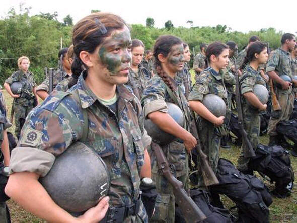 委内瑞拉猎人集训中的女兵身影，委内瑞拉女兵身影亮相猎人集训