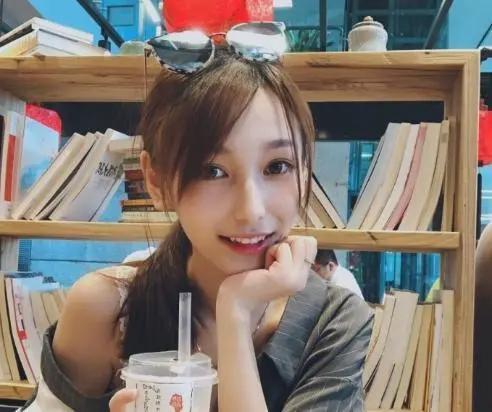军事直播间的主持人，连接军事与民众的桥梁，军事直播间主持人，连接军事与民众的桥梁纽带