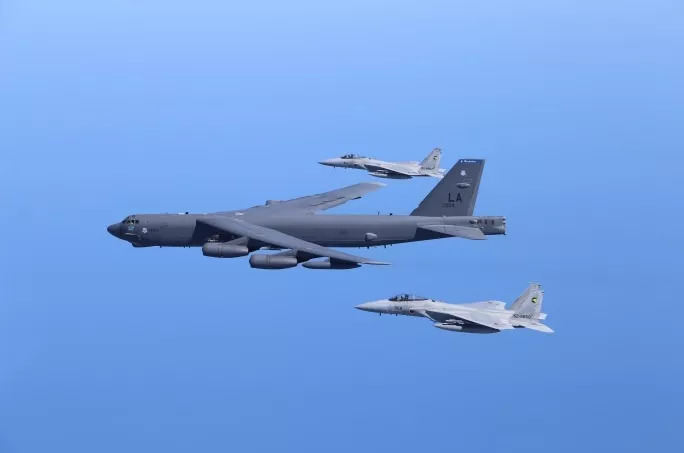 美空军两架轰炸机绕行南海一圈，国际视角下的战略意图与地区影响，美空军轰炸机绕行南海一圈，战略意图与地区影响的国际视角分析