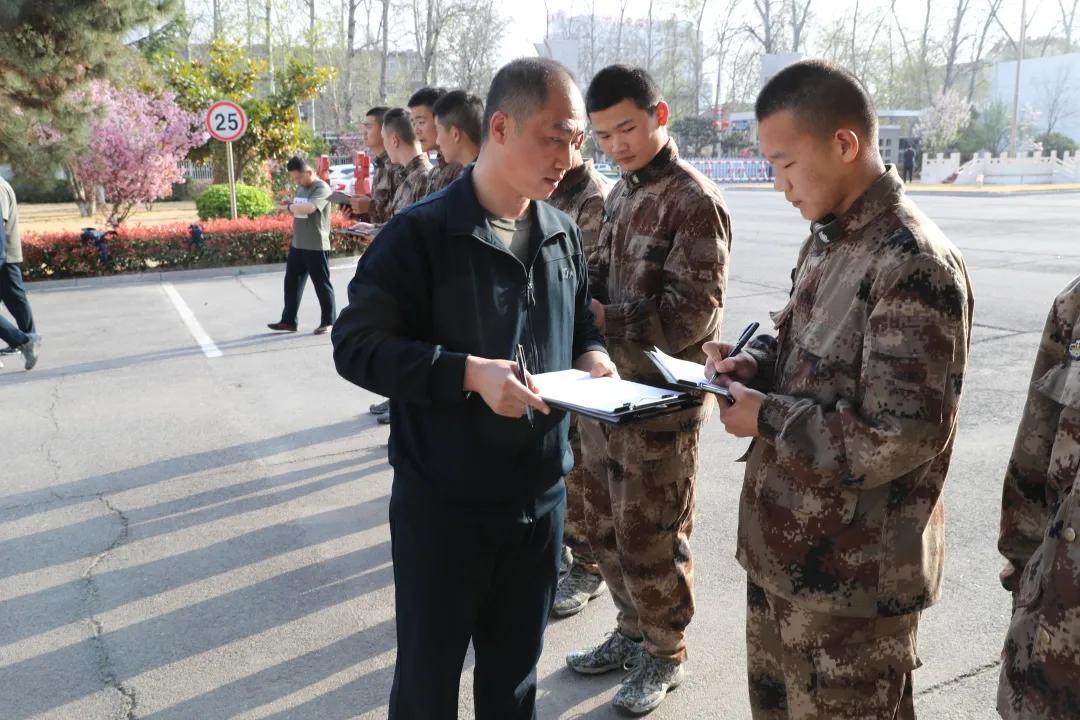 李本涛军分区司令员，英勇领导的杰出典范，李本涛司令员，英勇领导的杰出典范，军分区之光